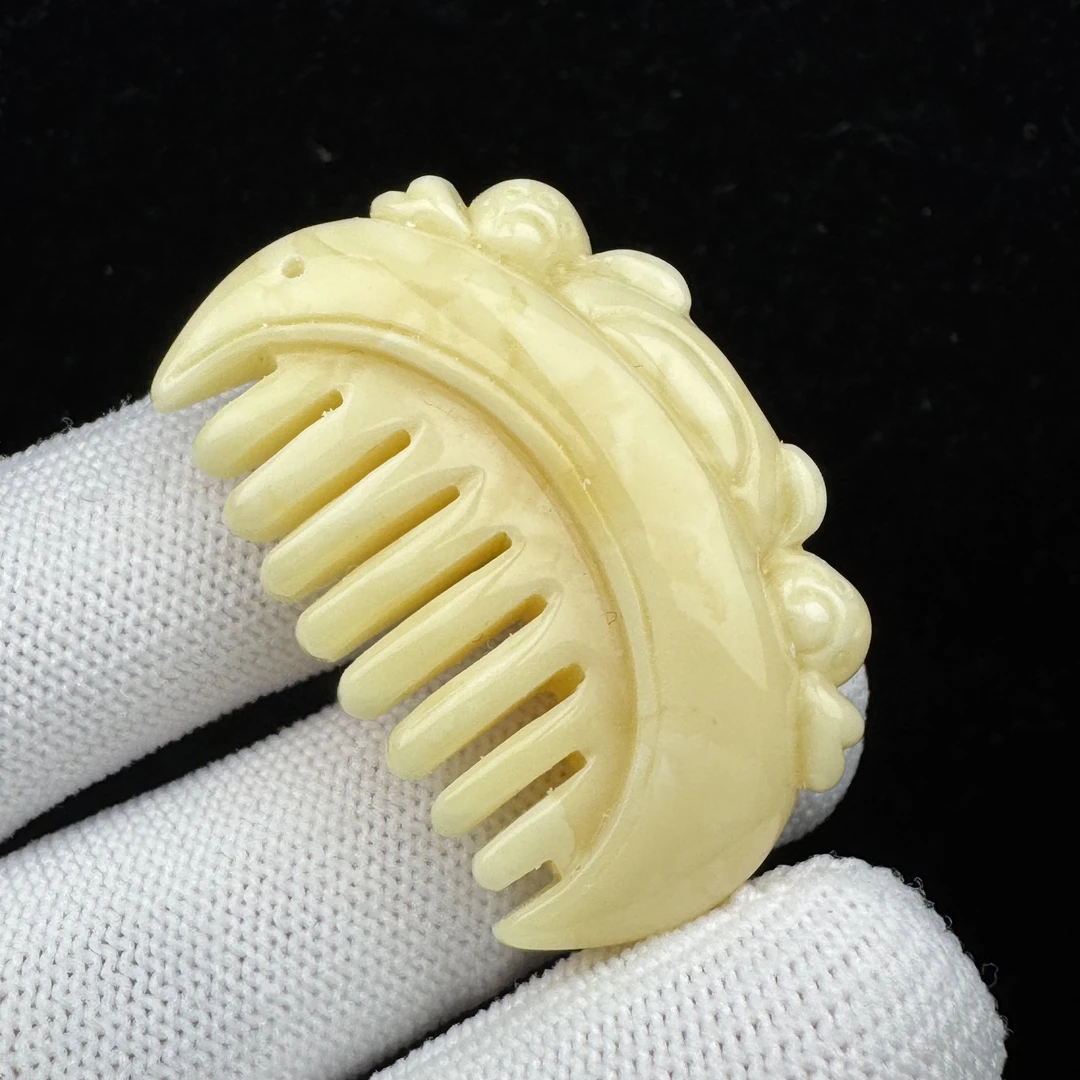 M4036 天然蜜蜡 雕刻梳子 27.3*40.6*13.7mm支持鉴定 假一罚四