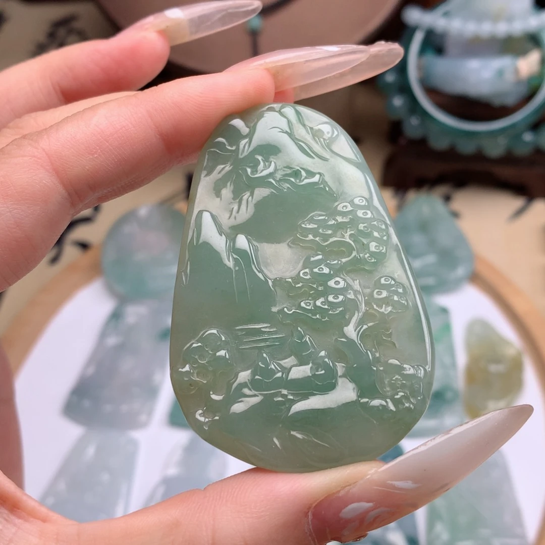 翡翠未镶嵌颈饰山水