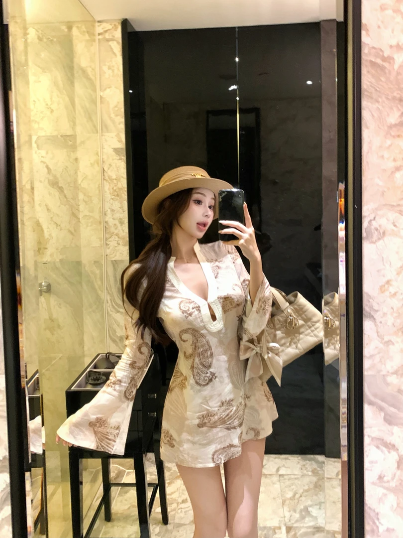 2025秋季新款法式老钱风国风纯欲性感印花宫廷衬衣修身显瘦连衣裙