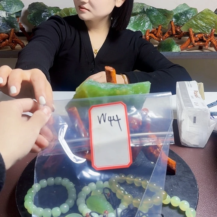 蛇纹石玉岫玉原石未镶嵌春**雨