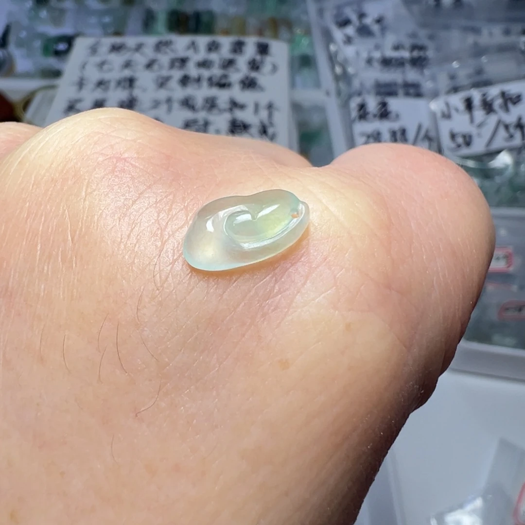 翡翠未镶嵌颈饰祥云一个68块