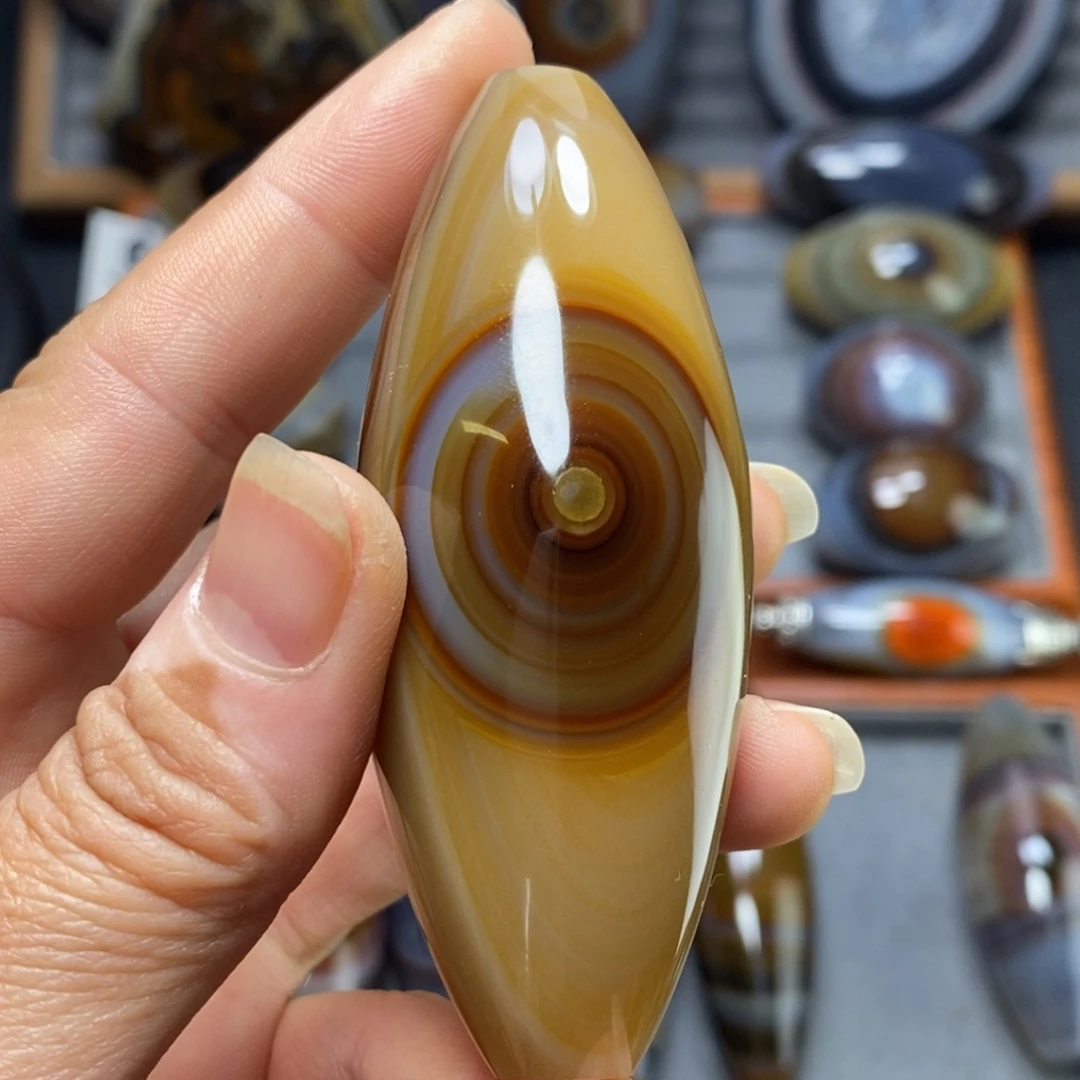 肥***点玛瑙/玉髓未镶嵌珠宝奇石