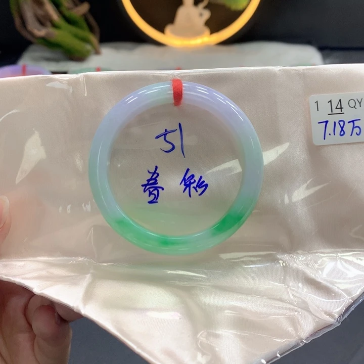 翡翠手镯未镶嵌翡翠