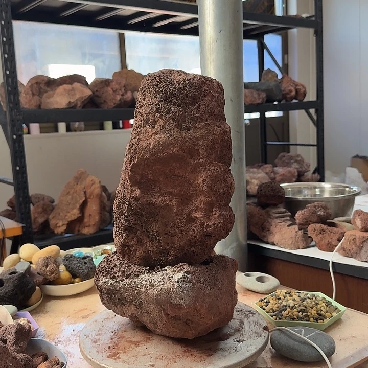 火山石原石红1块，花盆1个