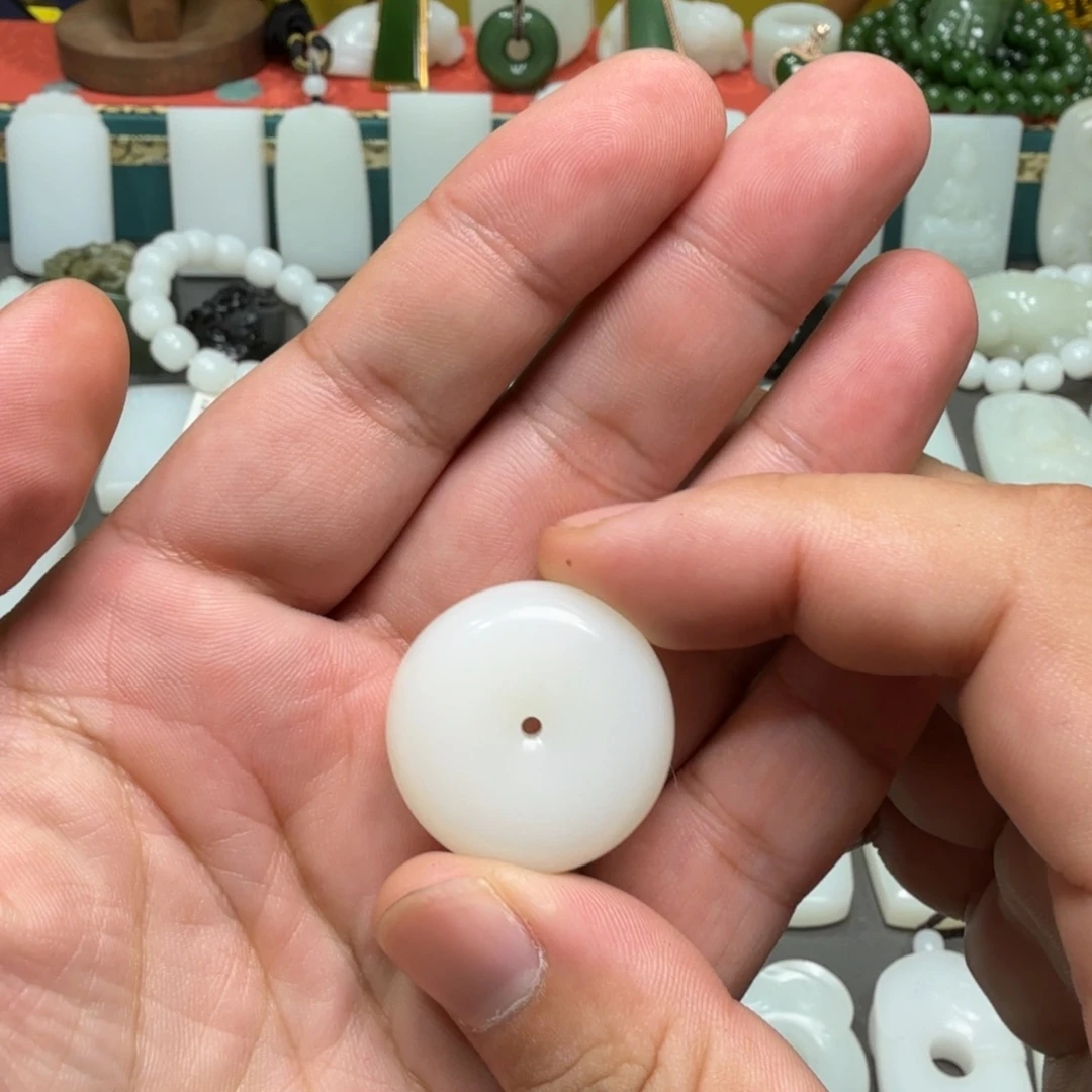 和田玉未镶嵌吊坠(赠链)