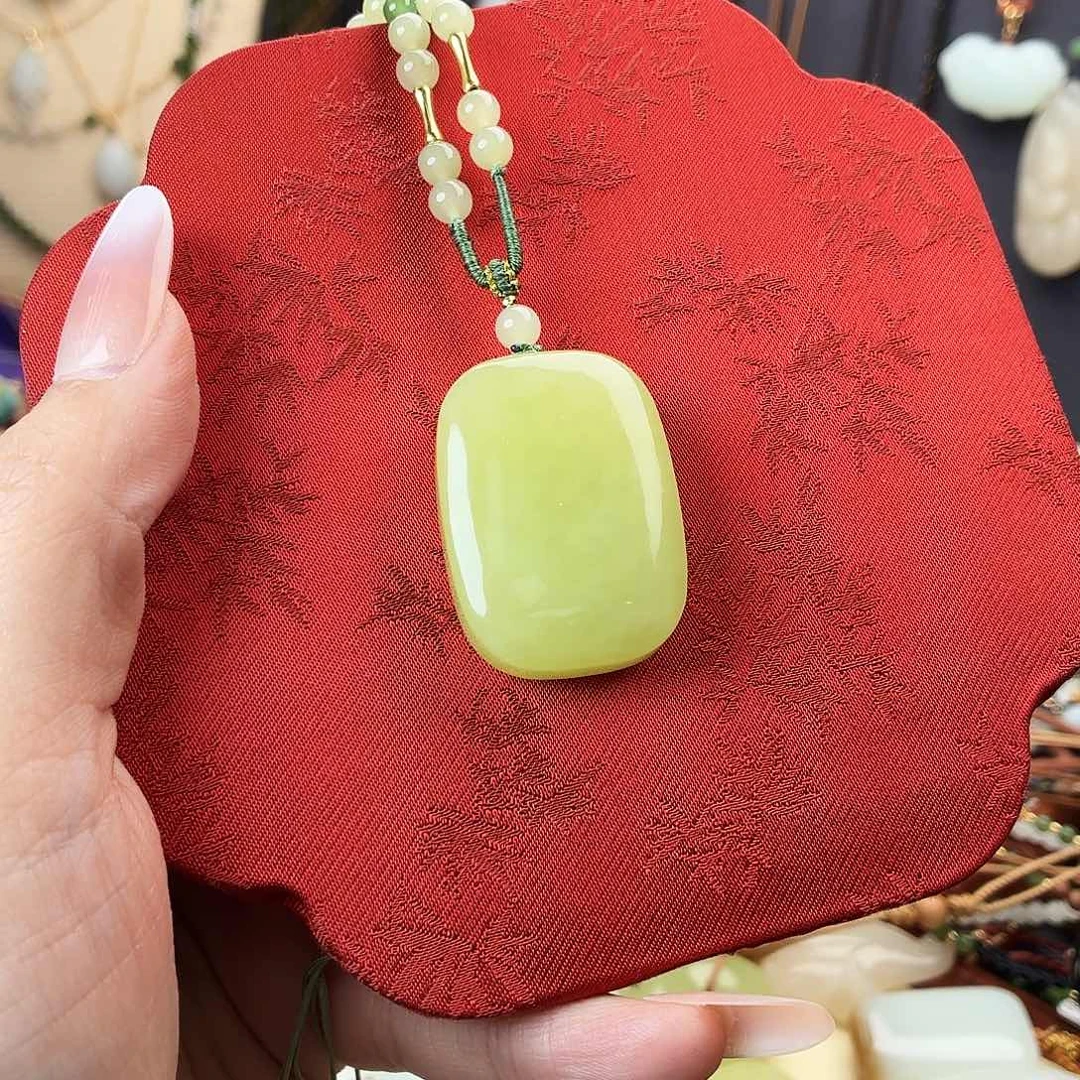 隐***膀和田玉未镶嵌颈饰