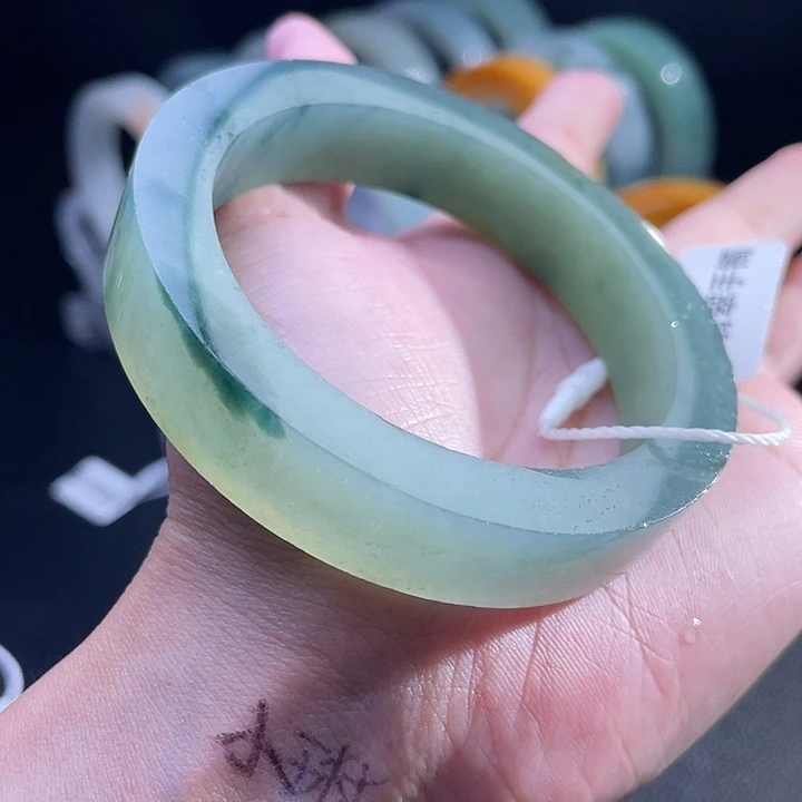 定制翡翠未镶嵌翡翠手镯