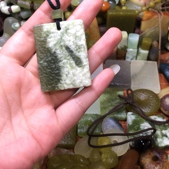 岫玉未镶嵌吊坠岫