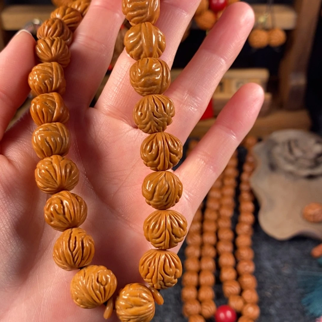 吊坠桃核桃枭手持