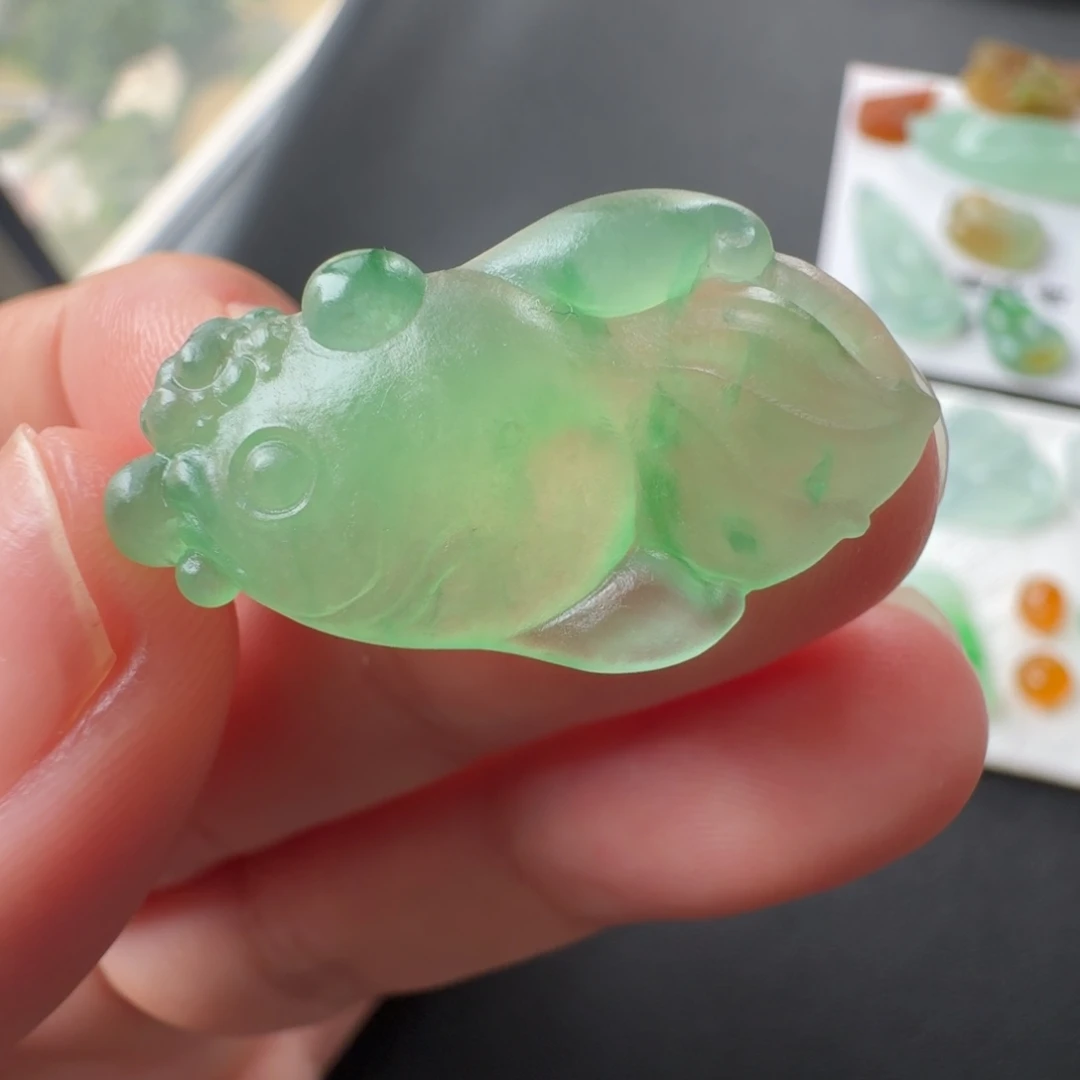 定制翡翠未镶嵌冰种飘绿花鱼