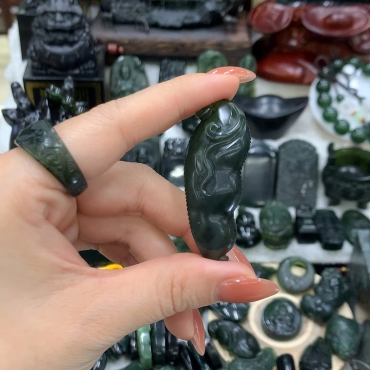 蛇纹石玉未镶嵌颈饰