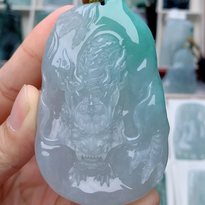 聪***滑翡翠未镶嵌颈饰龙