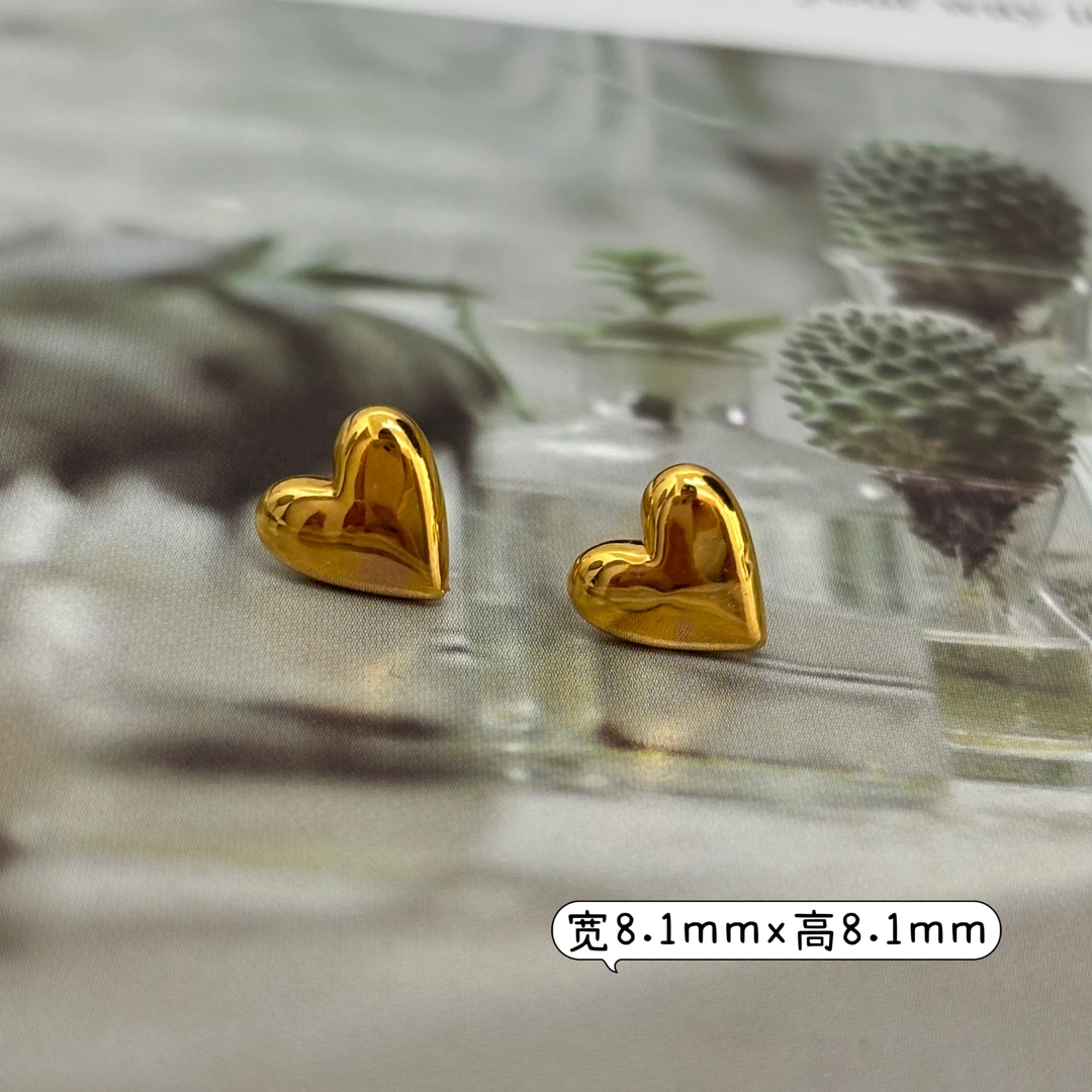 18K时尚精美小爱心耳钉