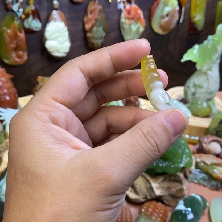 蛇纹石玉未镶嵌颈饰