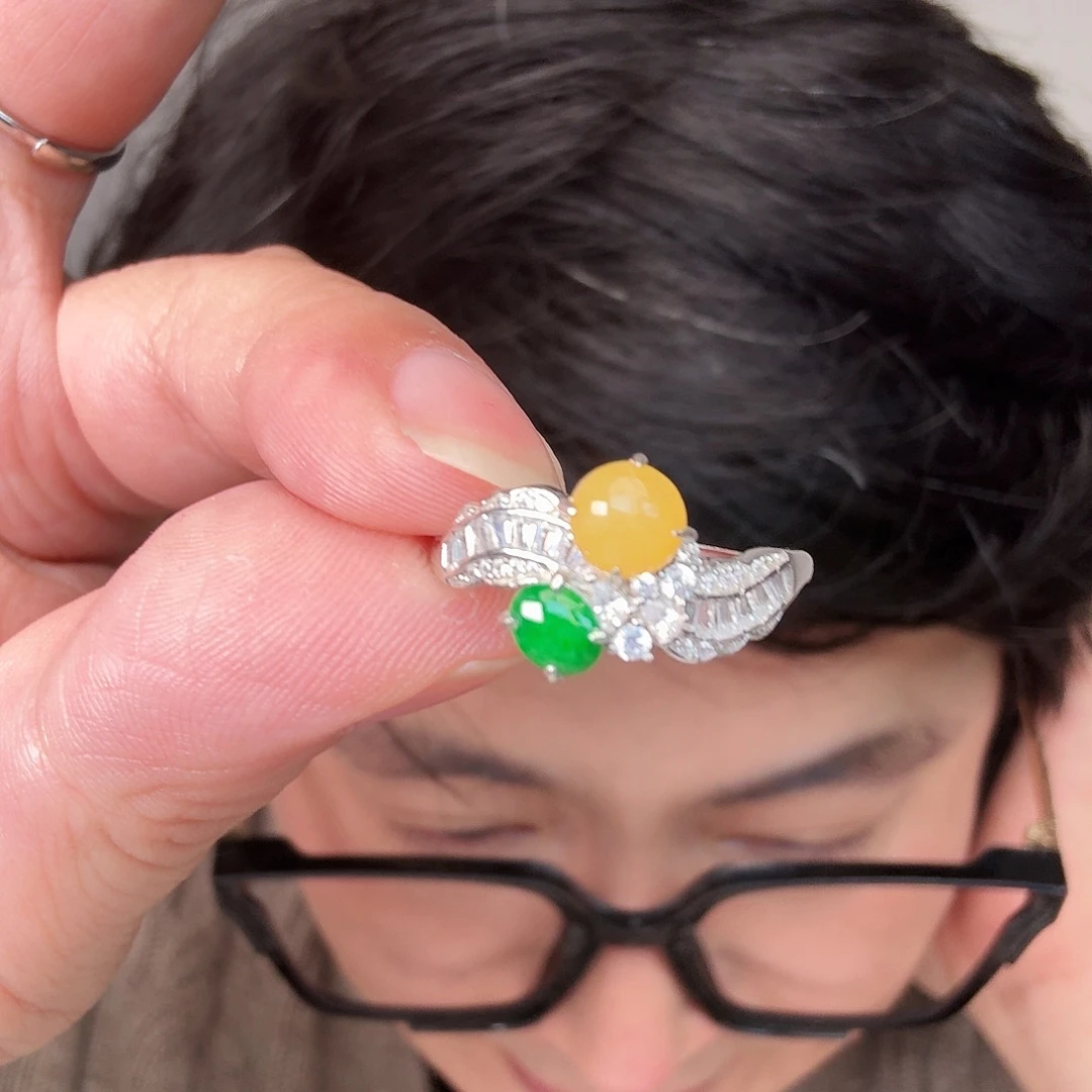 翡翠未镶嵌颈饰一件