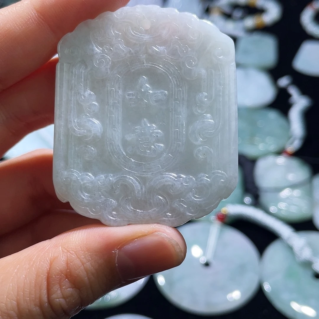 翡翠未镶嵌颈饰如意