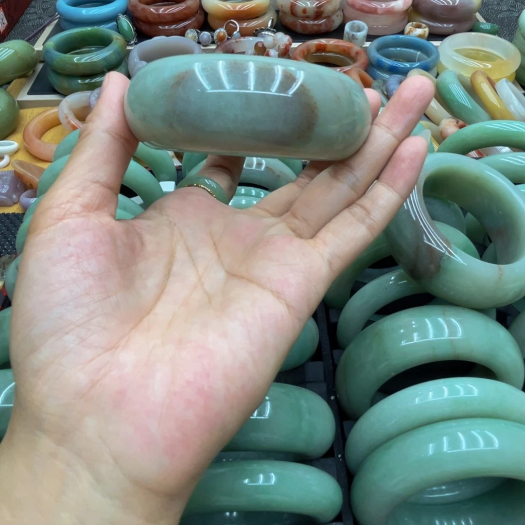 谢***辉未镶嵌圈口54石英质玉