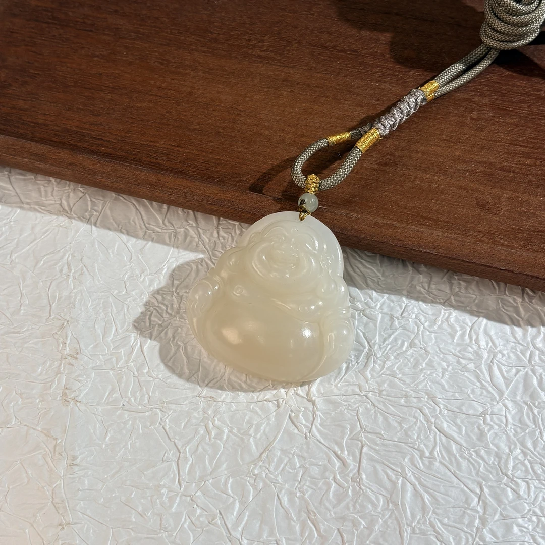 【七七专属】和田玉半藕粉佛公吊坠 有瑕 多样性发一  47*47*12