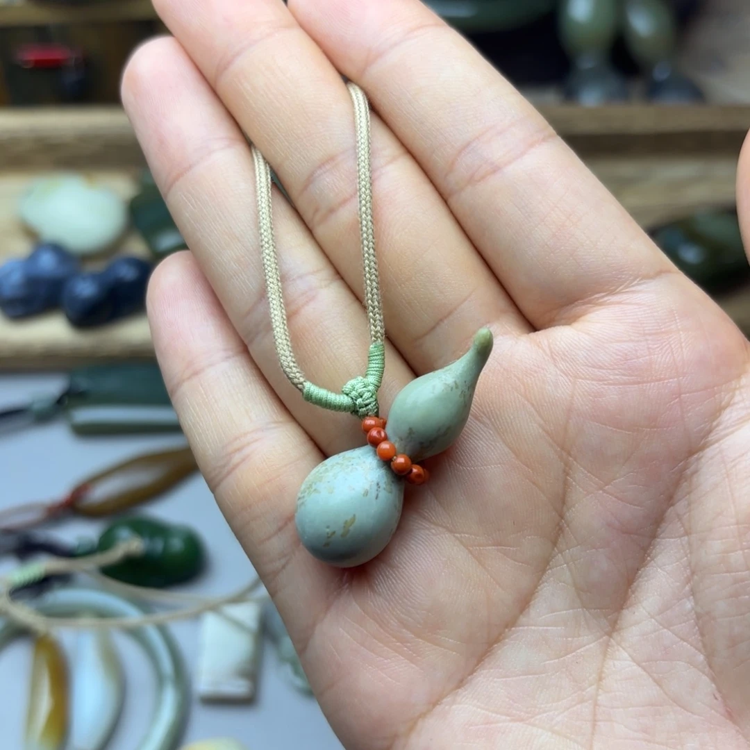 透闪石质玉未镶嵌颈饰