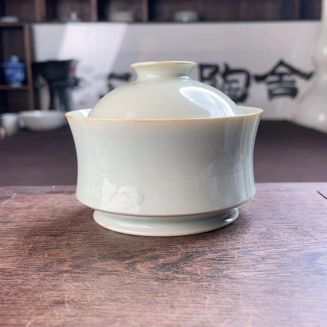 青釉刻花云纹手杯