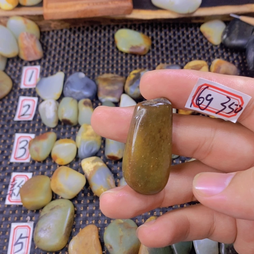 颈饰未镶嵌和田玉（糖玉）
