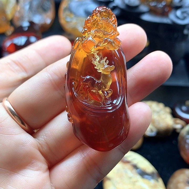 琥珀未镶嵌裸石血珀雕刻件一路有你吊坠