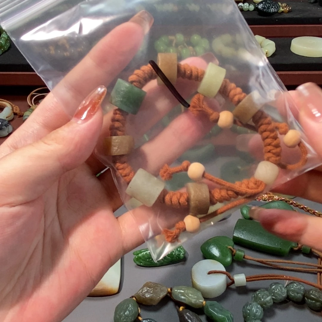 邓***姐和田玉未镶嵌颈饰