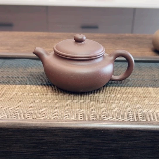 紫砂茶壶黄龙山原矿底槽清半手工（140 cc）
