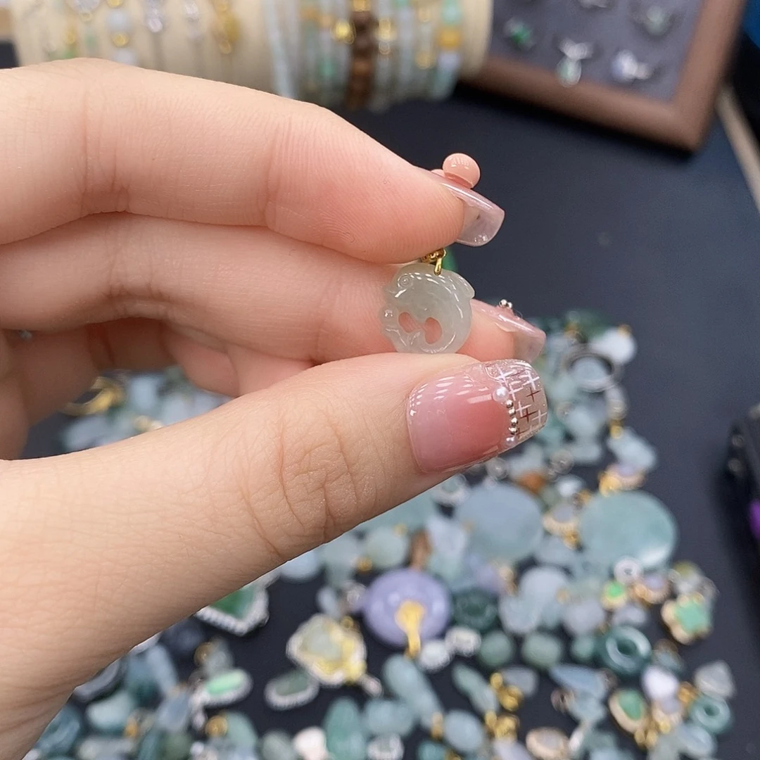 翡翠未镶嵌颈饰你有