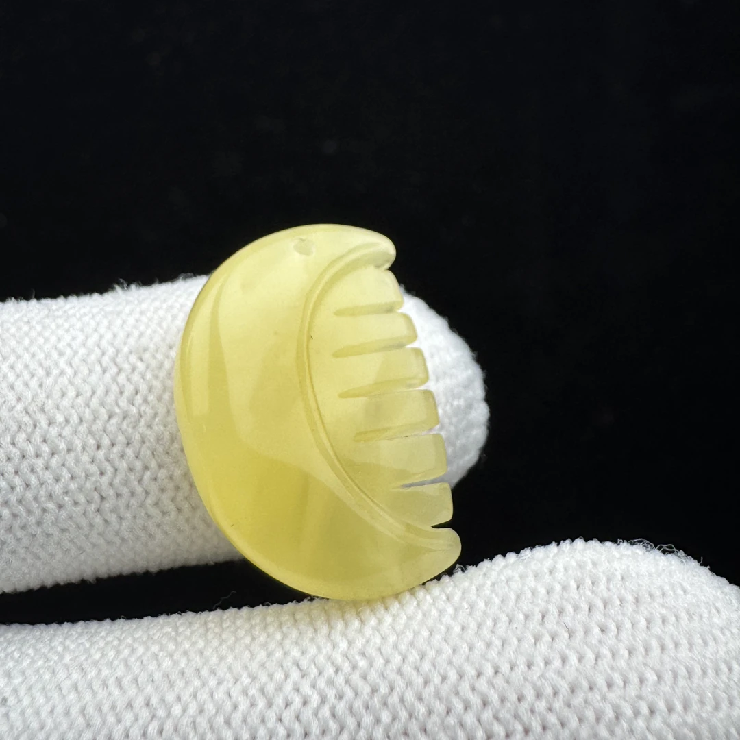 M6048 天然蜜蜡 雕刻梳子21.8*15*6.6mm支持鉴定 假一罚四