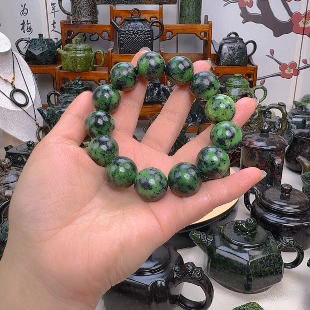 君***早蛇纹石玉未镶嵌摆件