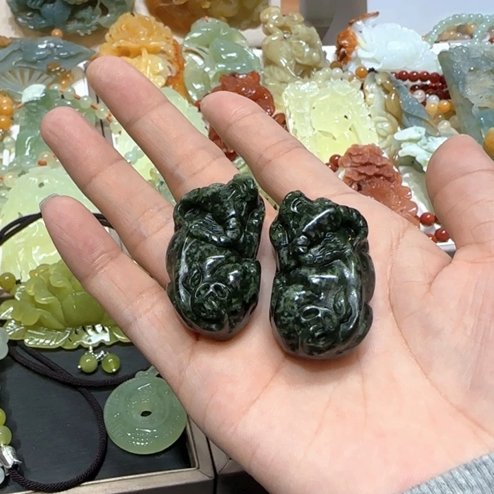 未镶嵌蛇纹石玉吊坠