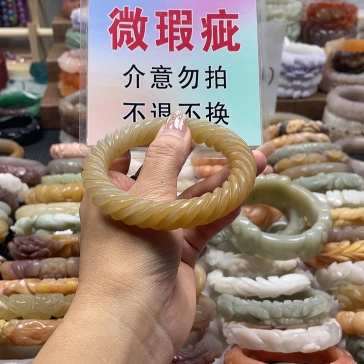 扎***玛未镶嵌手镯石英质玉