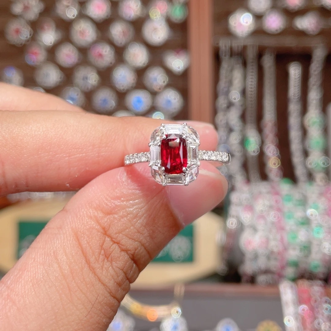 18K金镶嵌戒指红宝石1.01ct 无烧鸽血
