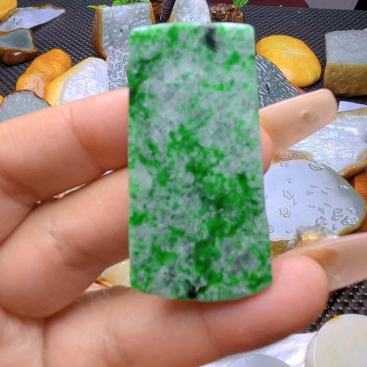 翡翠挂件未镶嵌翡翠