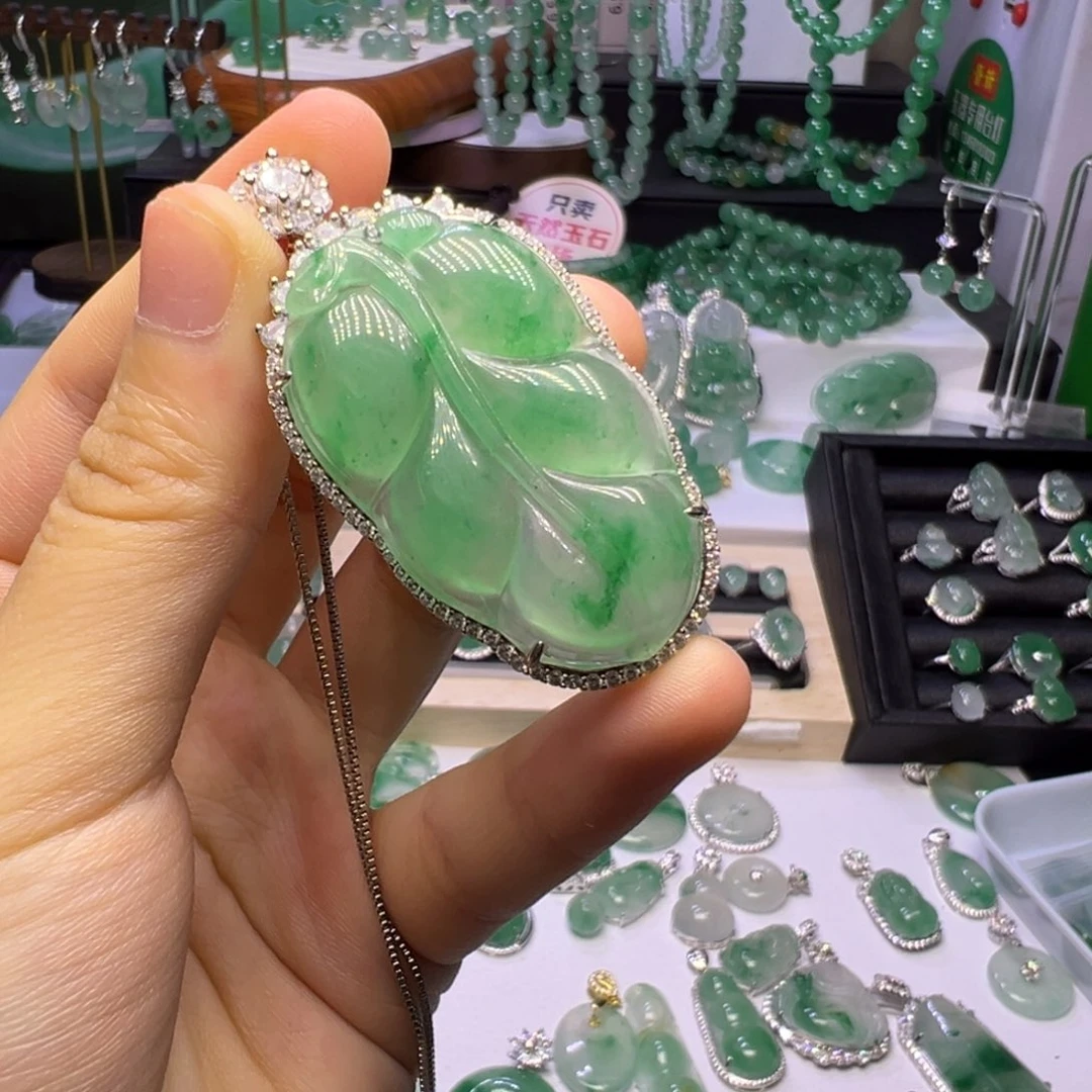 石英质玉（非洲翠）未镶嵌颈饰