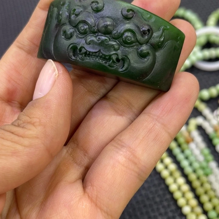 颈饰9K金镶嵌和田玉