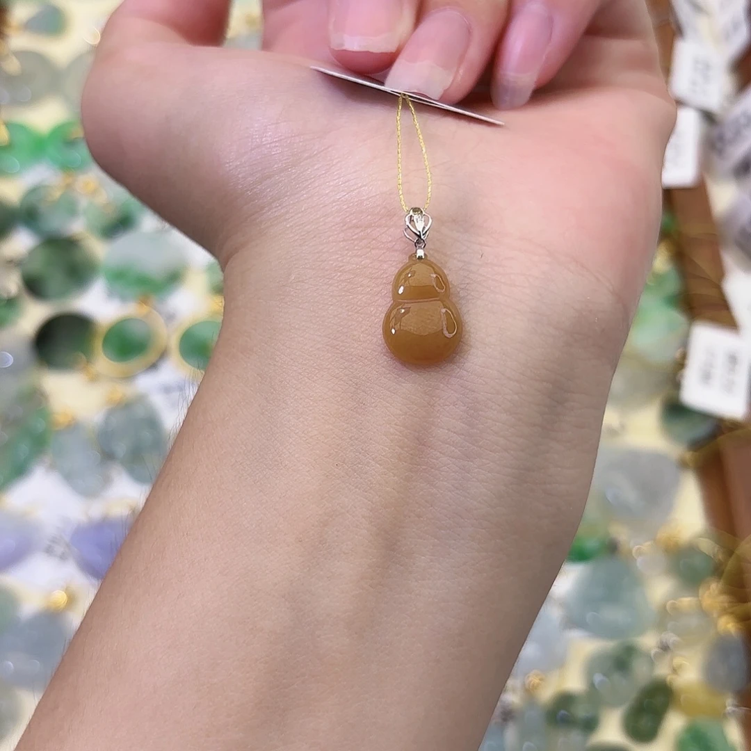 颈饰18K金镶嵌翡翠葫芦