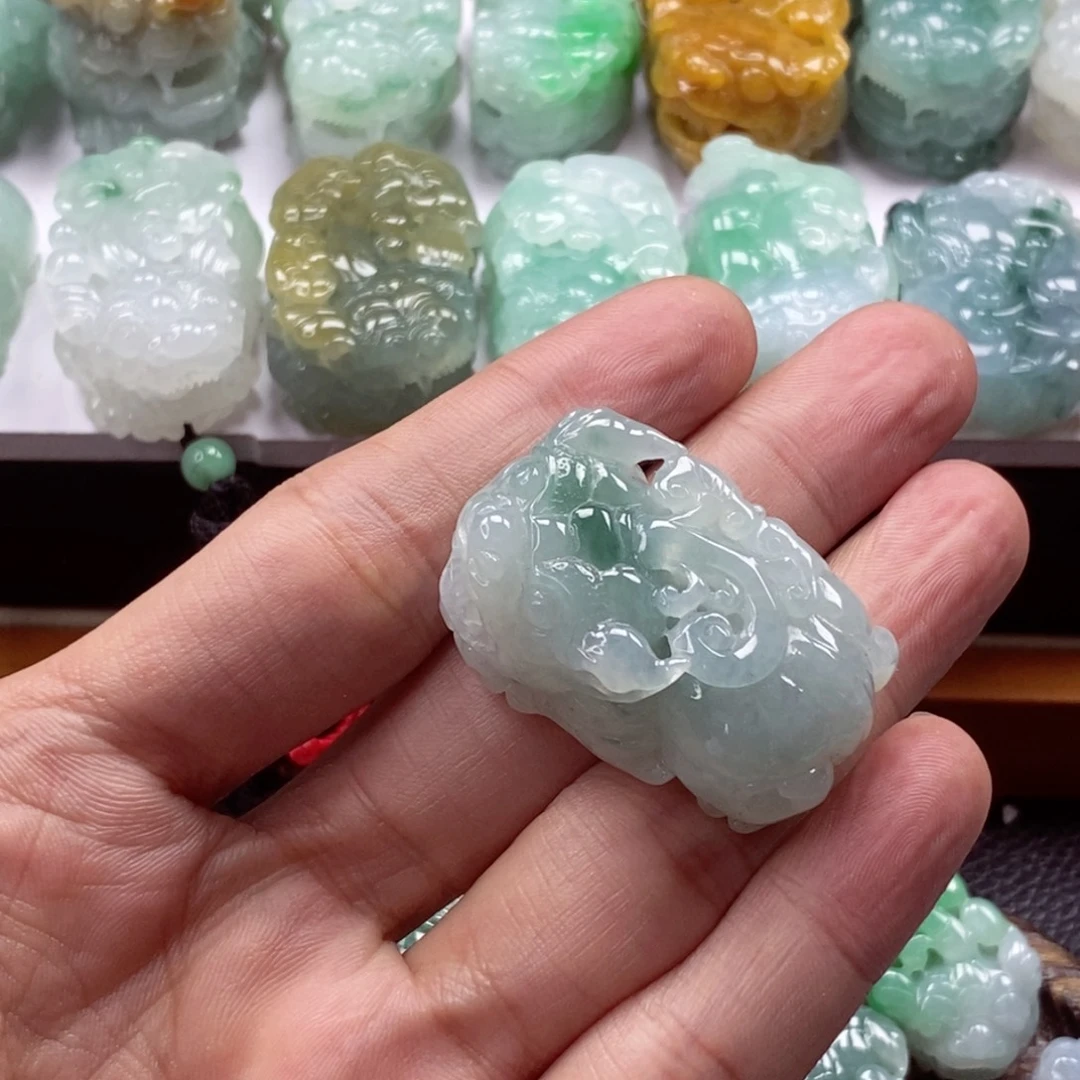 翡翠未镶嵌颈饰貔貅