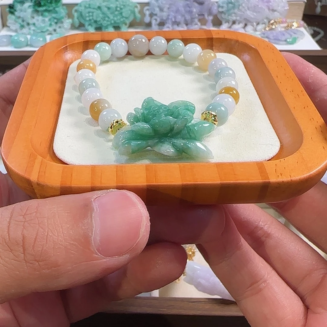翡翠未镶嵌颈饰授牌