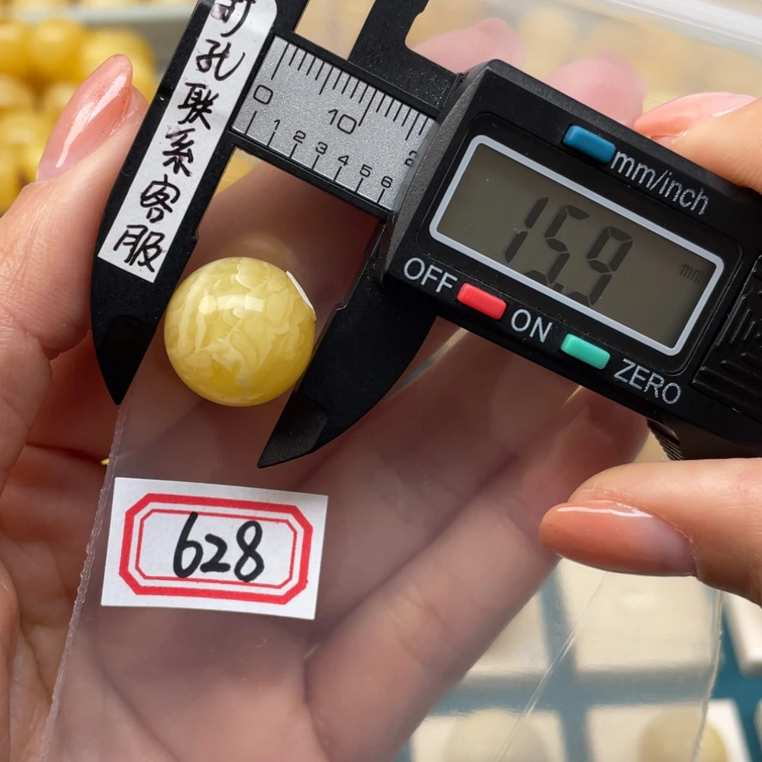 蜜蜡裸石未镶嵌一****。