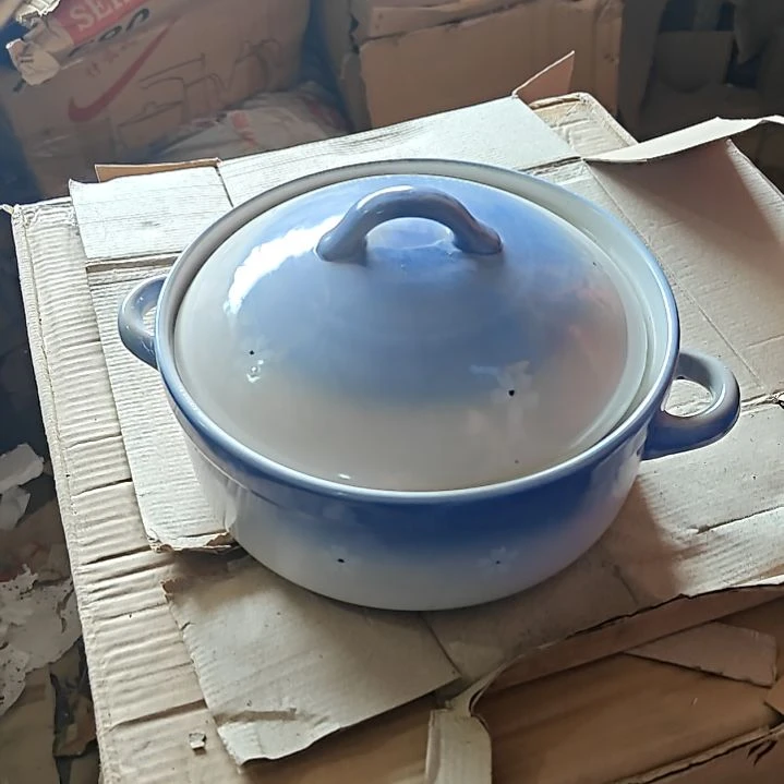 瓷片盘子碗茶壶啥都有