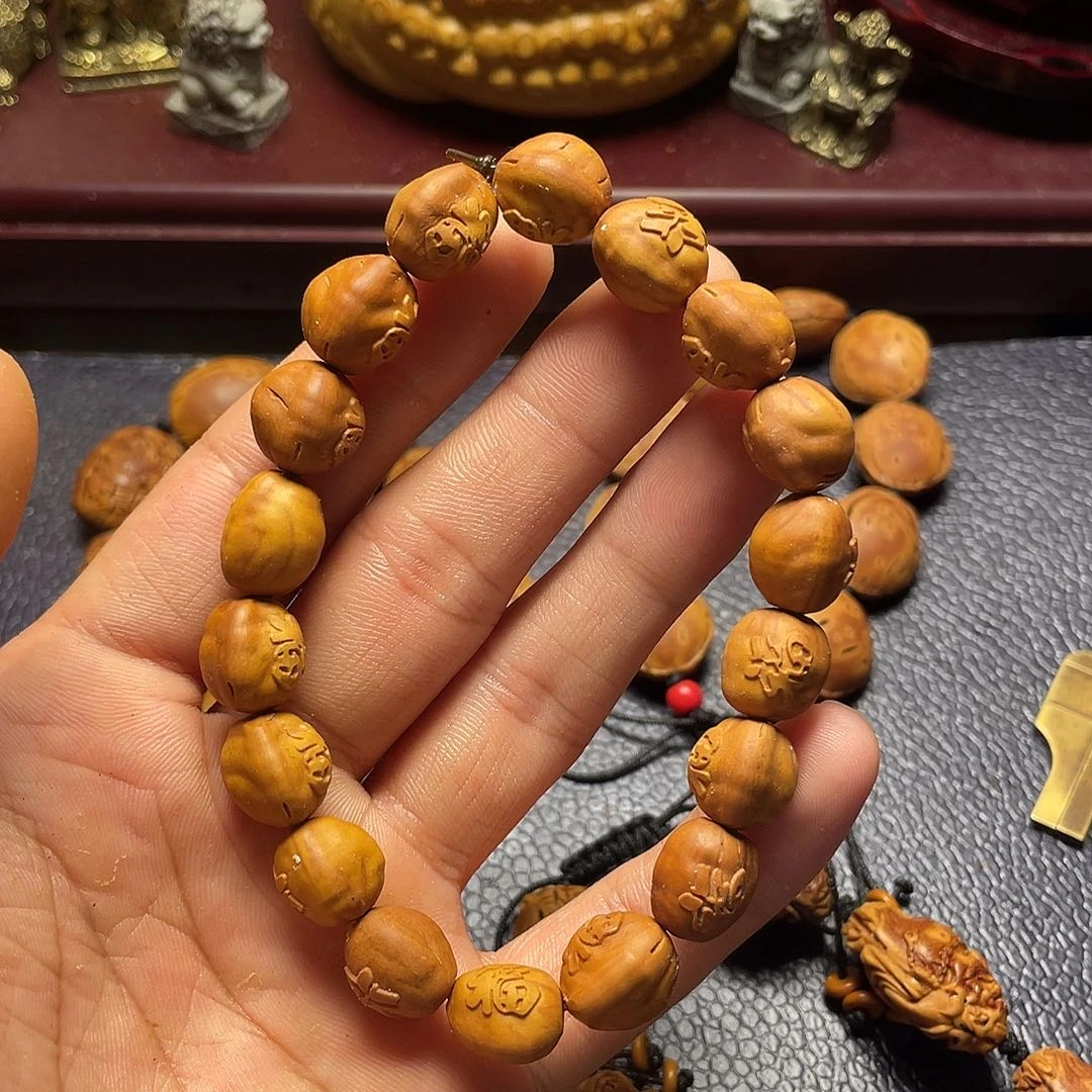 龙纹桃核雕刻瑕疵百福