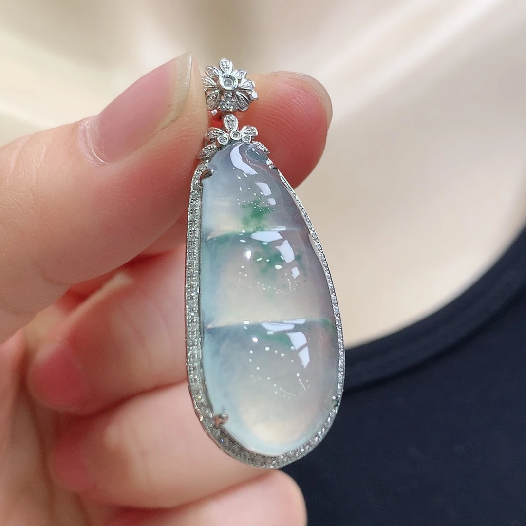 翡翠18K金镶嵌颈饰福豆