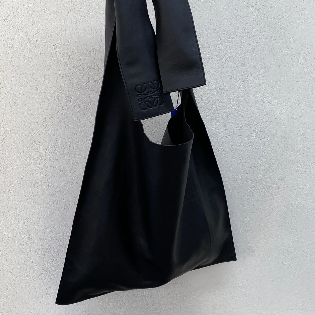 95新 LOEWE/罗意威 稀有黑色飘带压印垃圾袋单肩包底长48 118910