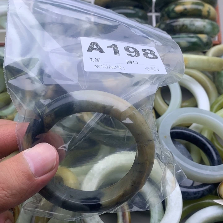 用***8未镶嵌蛇纹石玉手镯