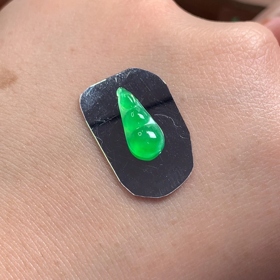 翡翠未镶嵌颈饰绿豆