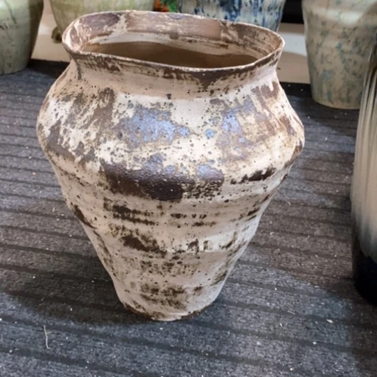 瓶高29厘米口17厘米。景德镇陶瓷有孔