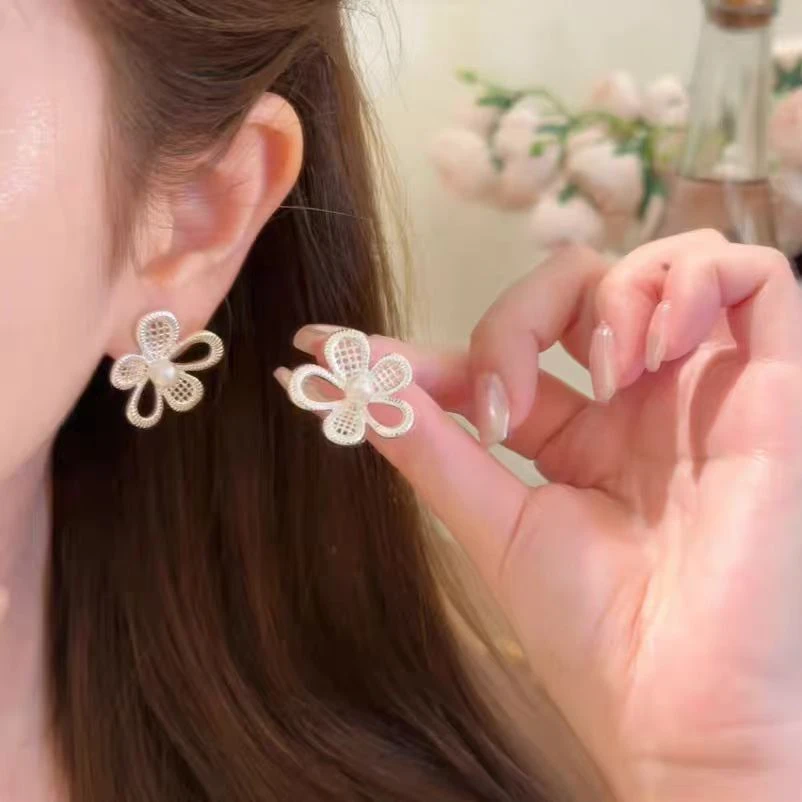 银色镂空五瓣花朵珠珠耳钉2026新款简约设计感耳环气质百搭耳饰品