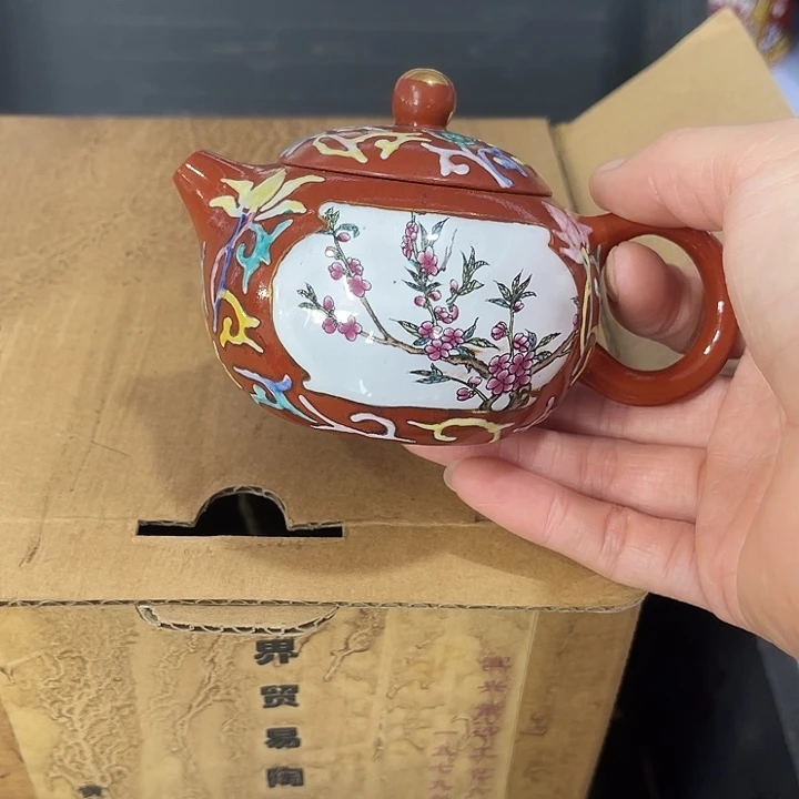 茶壶段泥原矿泥料手工制作的一把紫砂壶。